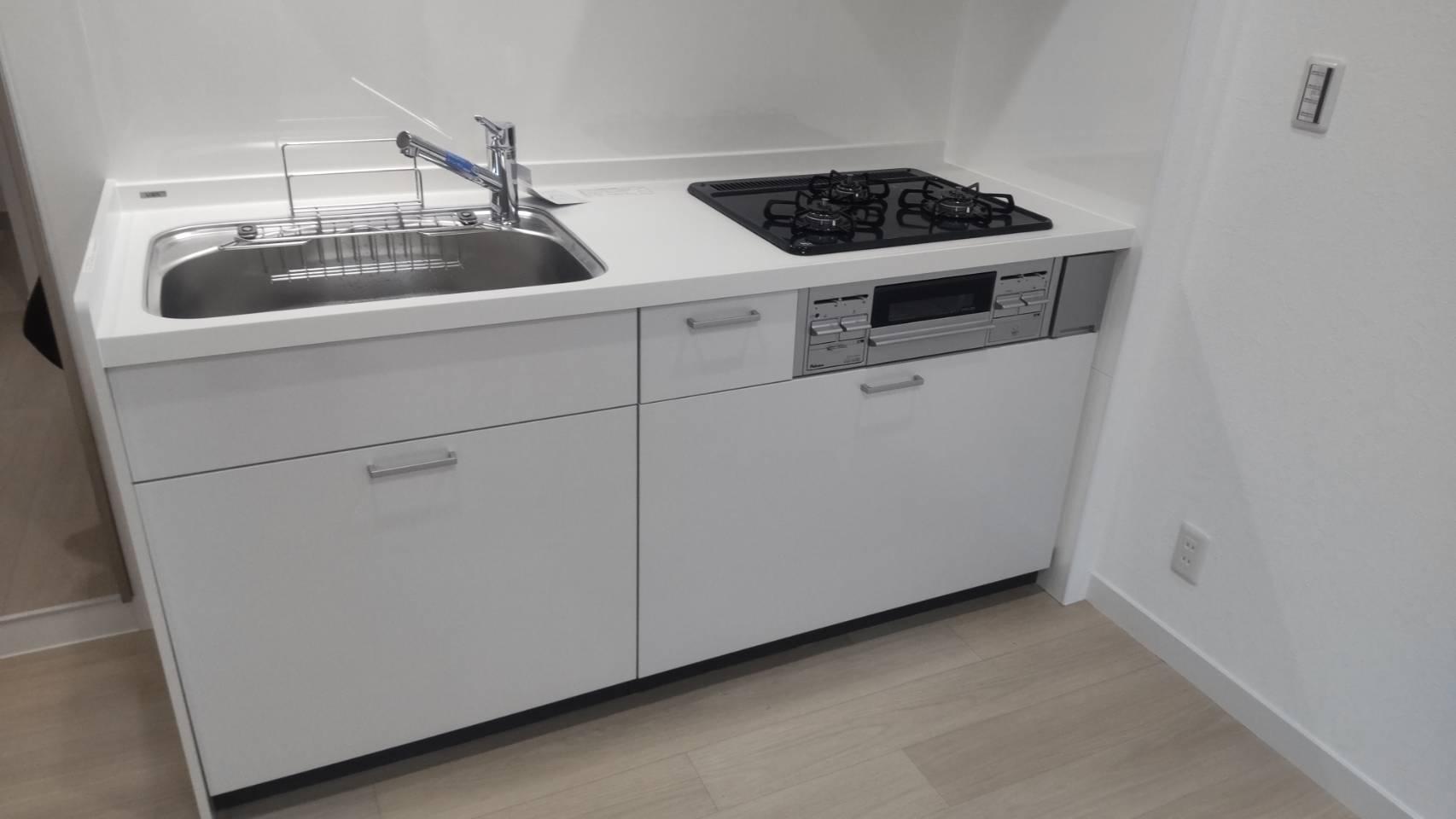 キッチン　最新型のシステムキッチンで機能も充実、３口コンロが嬉しい。