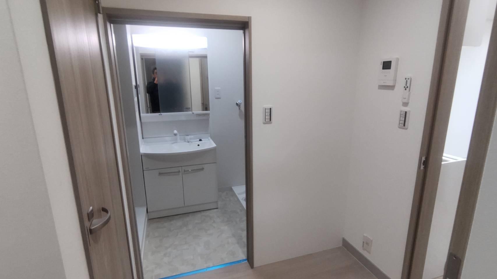 洗面設備　大きなミラーで快適。ミラーを開けると収納力が充実しています。