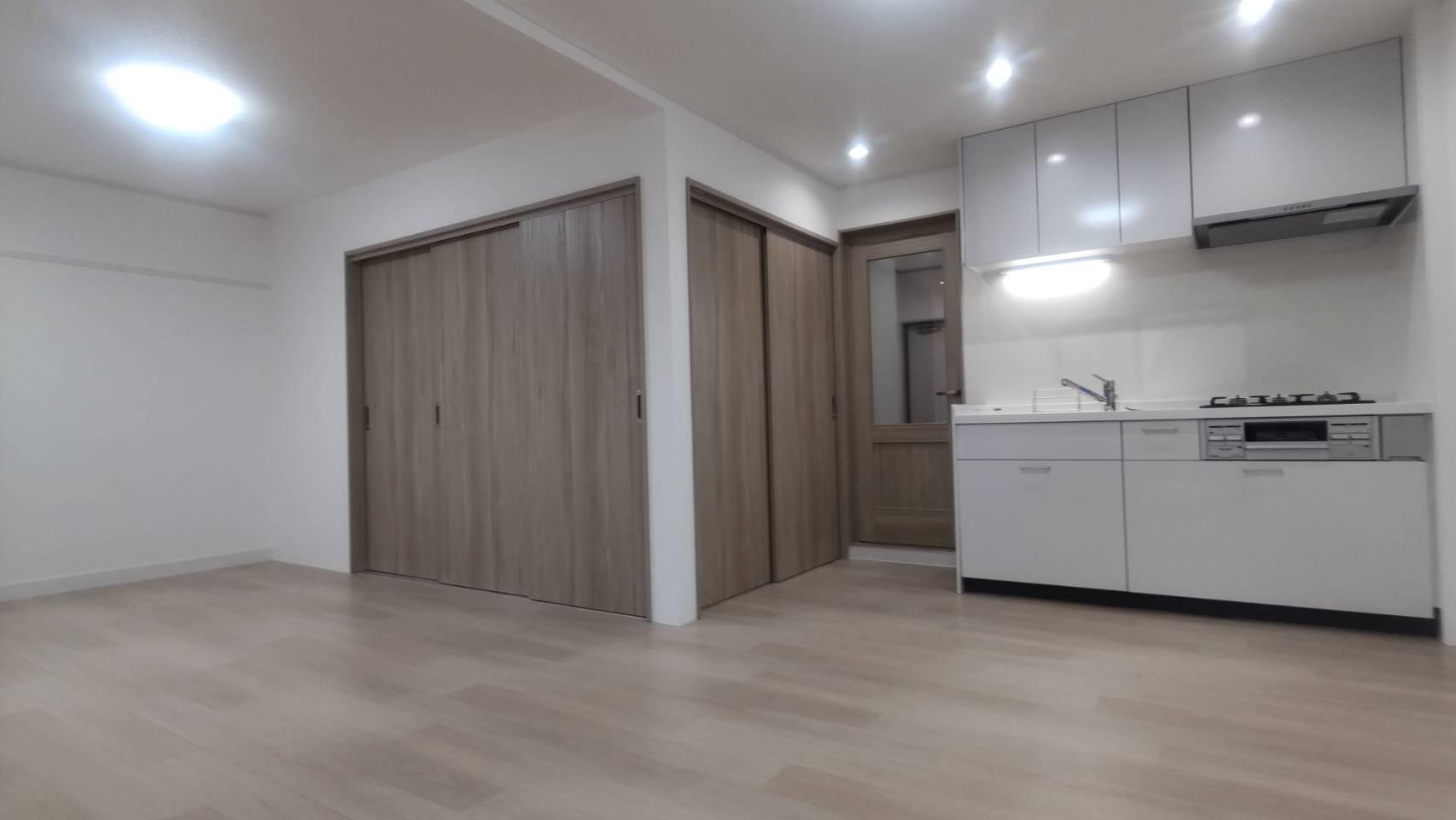 居室・リビング　14.7畳の空間です。南西向きで明るく、ダウンライトでお洒落