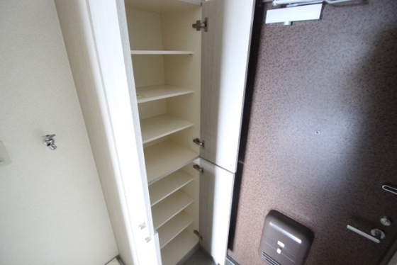 玄関　※別号室の写真です。