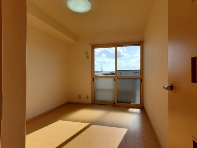 居室・リビング　洋室（バルコニー側）