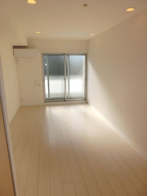 居室・リビング　フローリング張りで広々８，９帖の洋室です。