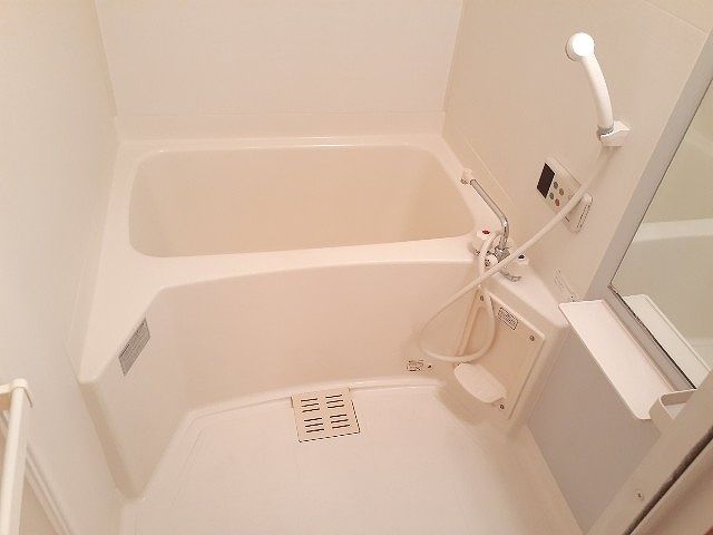 バス・シャワールーム　コンパクトで使いやすいお風呂です