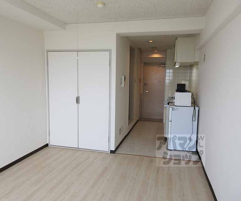 居室・リビング　７．５帖の洋室。