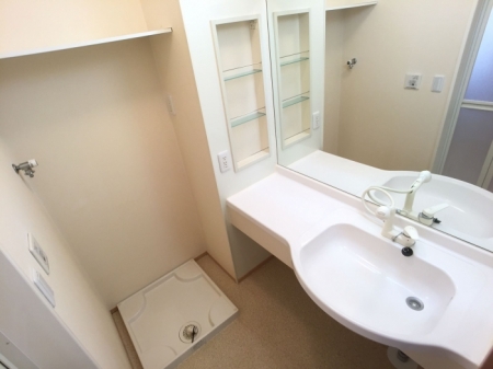 洗面設備　明るい洗面所です