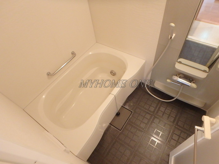 バス・シャワールーム　追い焚き付浴室