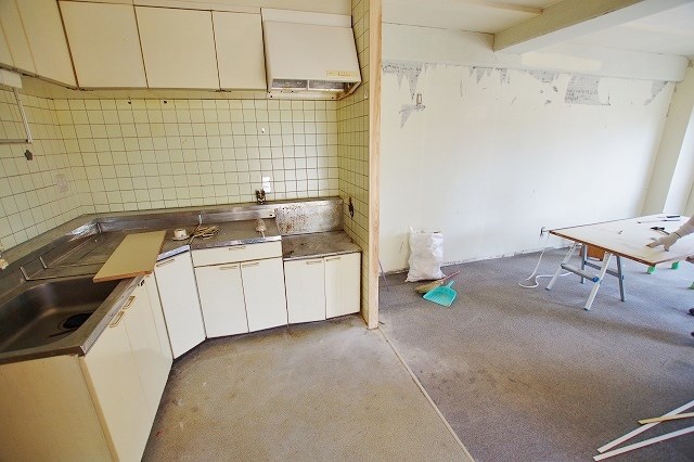 居室・リビング　※改装中の写真