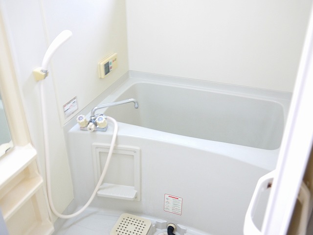 バス・シャワールーム　コンパクトで使いやすいお風呂です