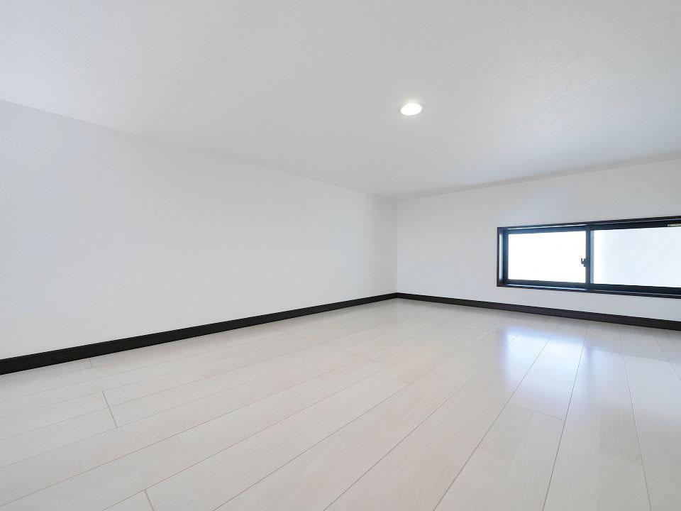 その他部屋・スペース　室内は明るい印象なので気持ちの良い朝を迎えられます