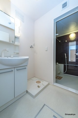 洗面設備　洗面・脱衣　シャンプードレッサー付き。