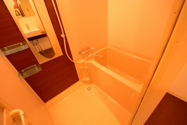 バス・シャワールーム　バストイレセパレートタイプのシンプルな浴室です☆