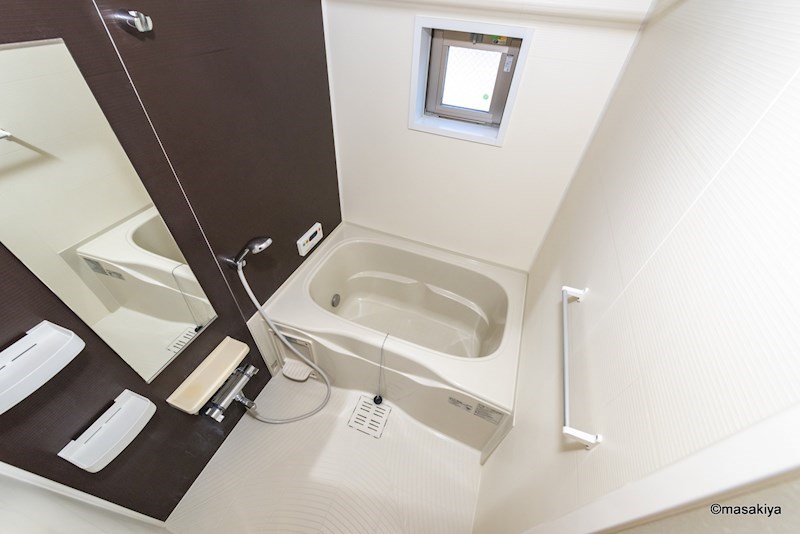 バス・シャワールーム　お風呂　窓付き・追い焚き・浴室乾燥機付きです。