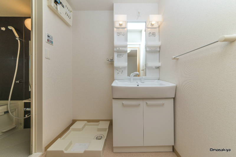 洗面設備　洗面・脱衣　シャンプードレッサー付き。