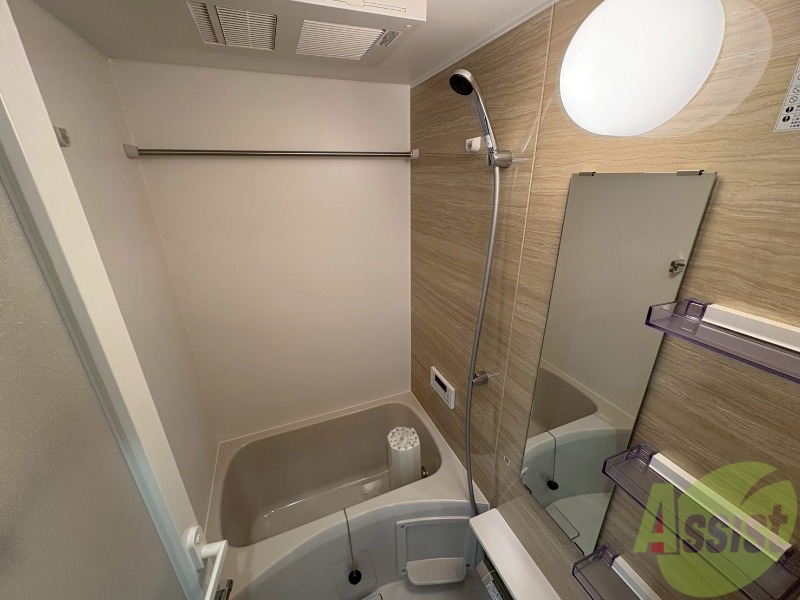 バス・シャワールーム　浴室乾燥機付きです。雨の日や花粉の時期も安心ですね。