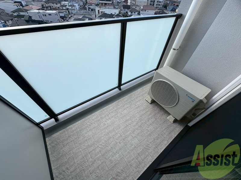 バルコニー　バルコニーは幅広の造りになっております。