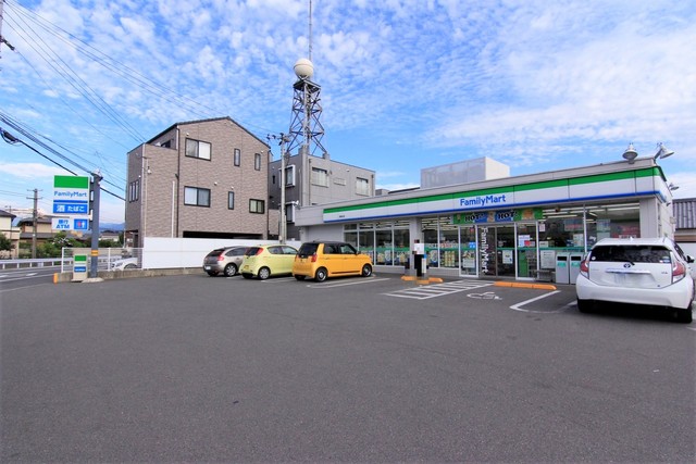 コンビニ　ファミリーマート　松山南梅本店（コンビニ）まで75m