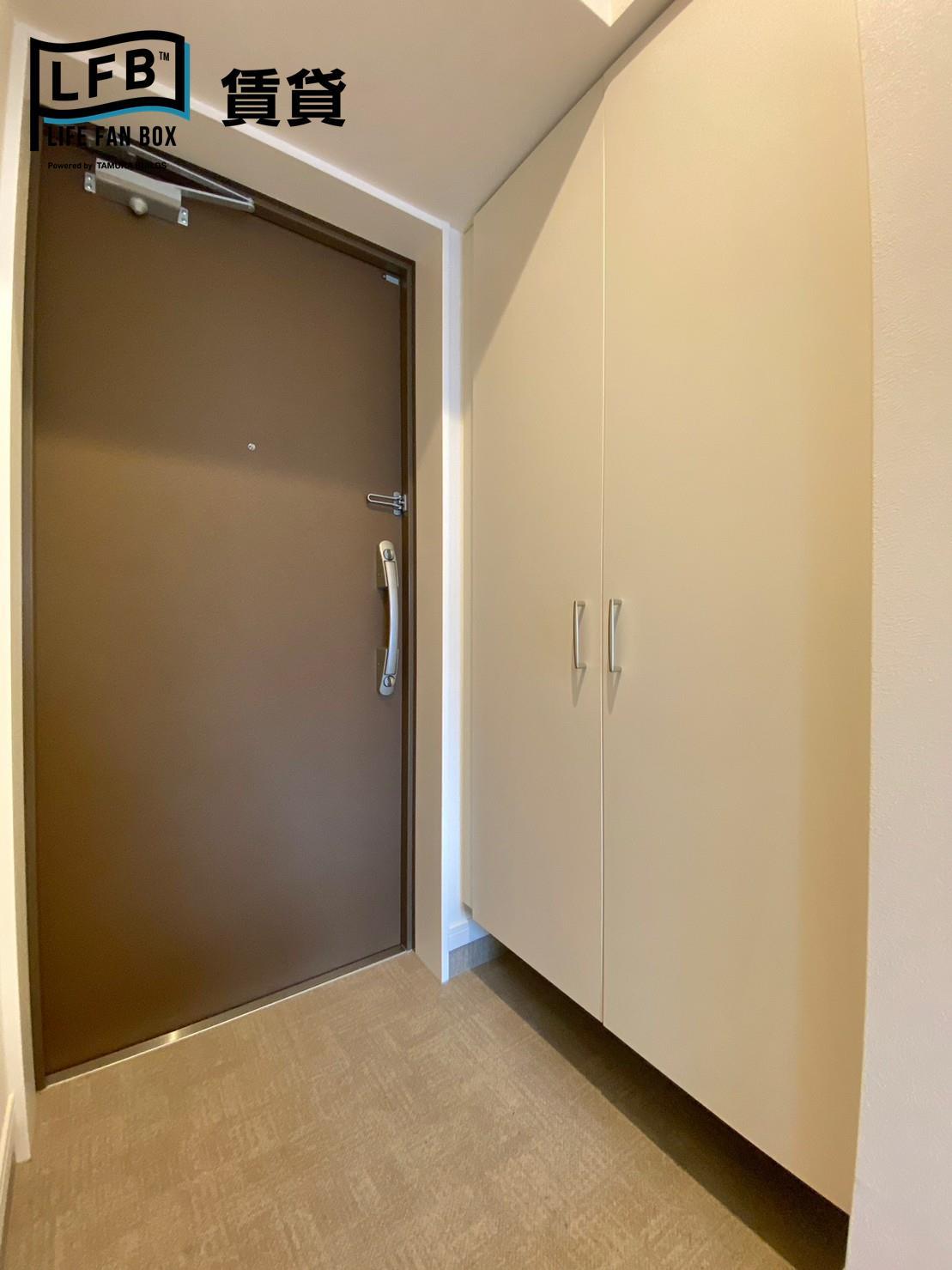 玄関　※同間取り503号室の室内写真です。壁紙や床の色、仕様が異な