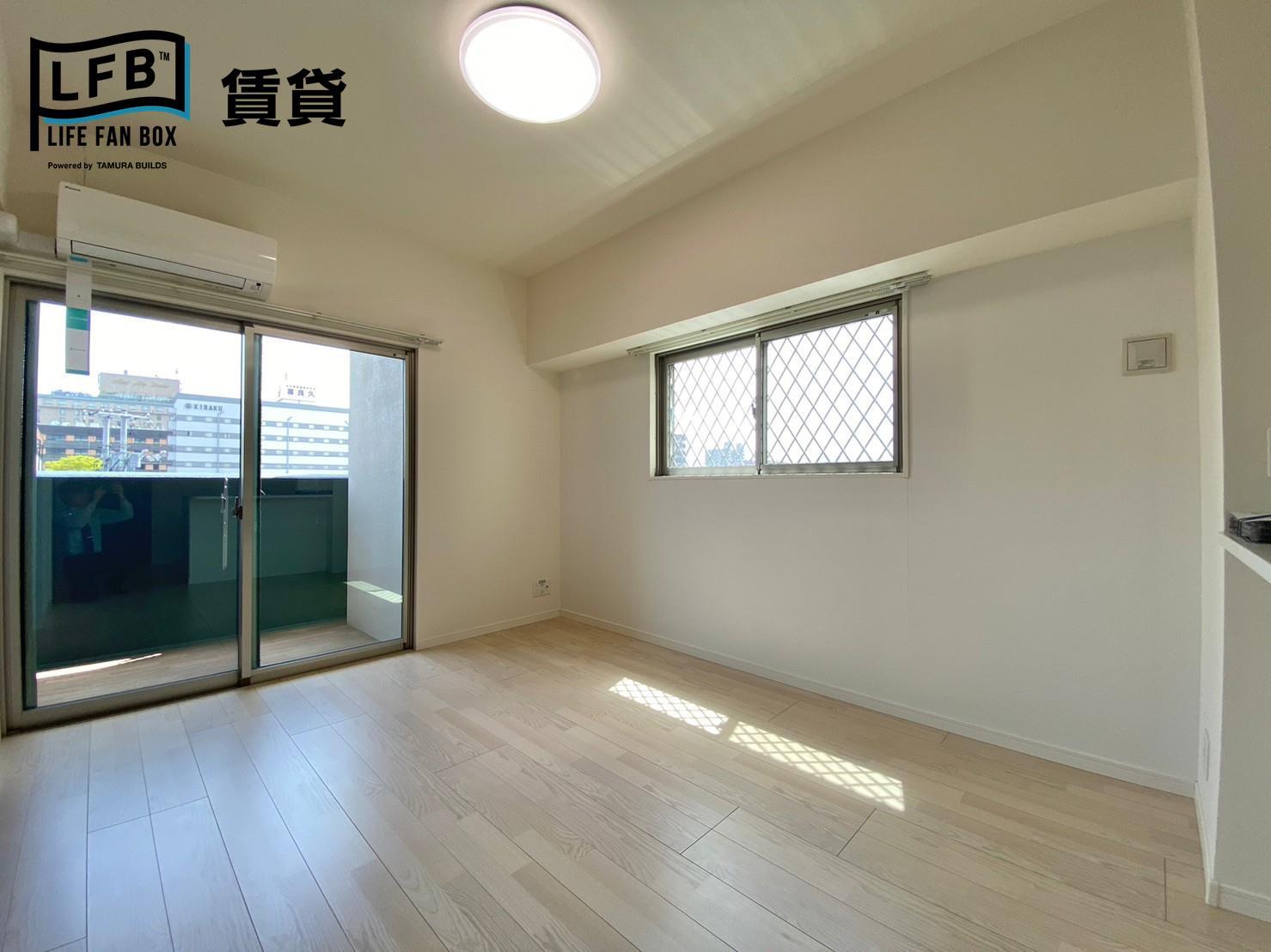 居室・リビング　※同間取り503号室の室内写真です。壁紙や床の色、仕様が異な