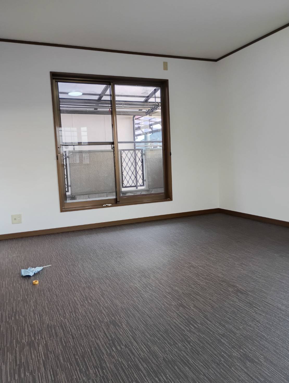 居室・リビング　大きな窓があり、明るく開放感のある居室。