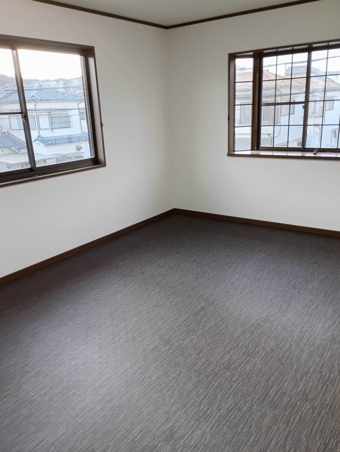 居室・リビング　窓が2面あり明るく清潔感のある居室。 シンプルな内装です。