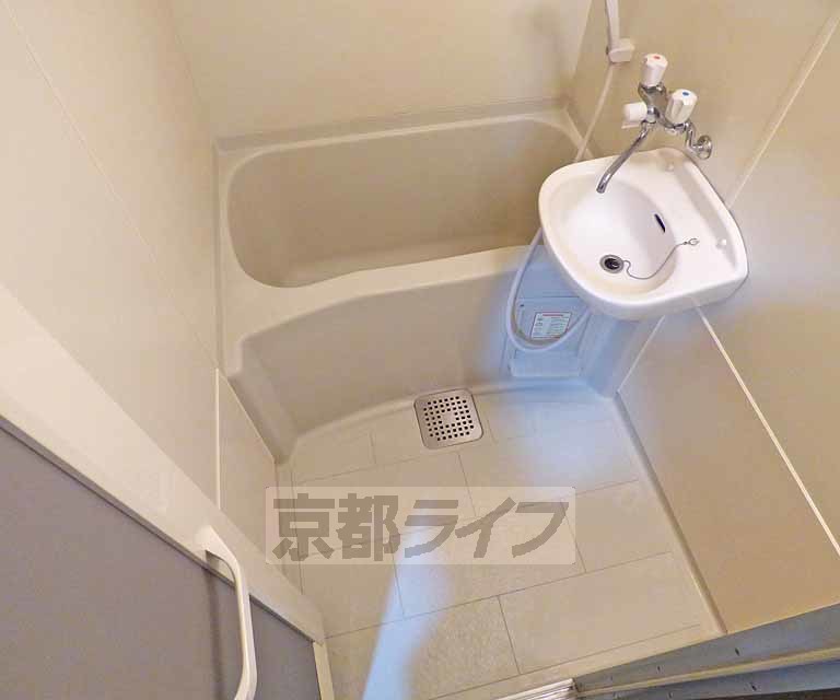 バス・シャワールーム　バスルームです。