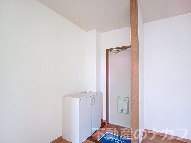 玄関　※過去の室内写真のため現況と異なる場合があります