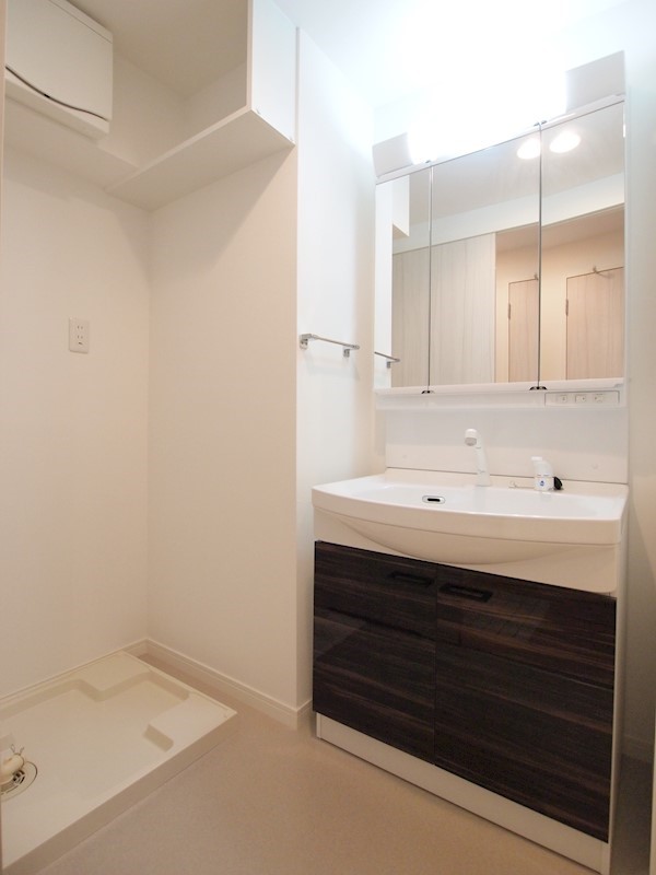洗面設備　大きめの洗面台がオシャレ。