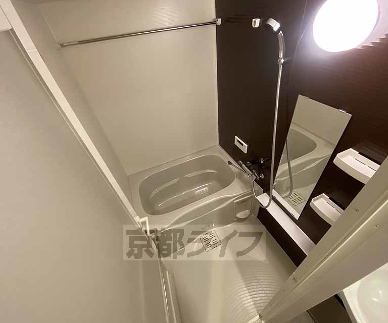 バス・シャワールーム　浴室乾燥機を備えたバスルームです。