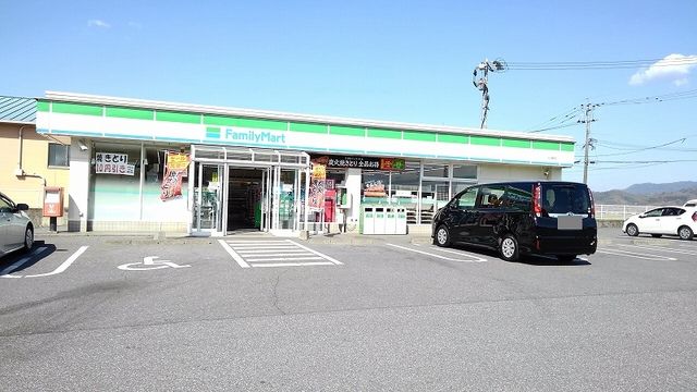 コンビニ　ファミリーマート（コンビニ）まで650m