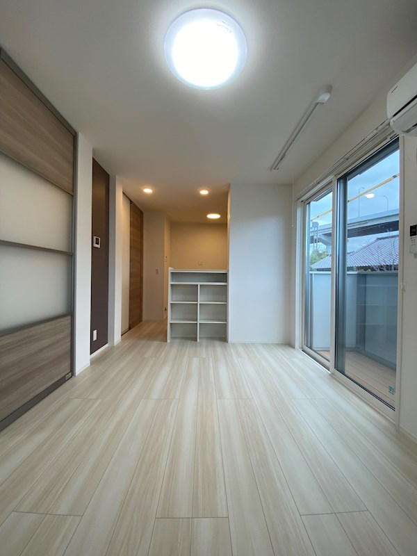 居室・リビング　カウンターに収納もあります