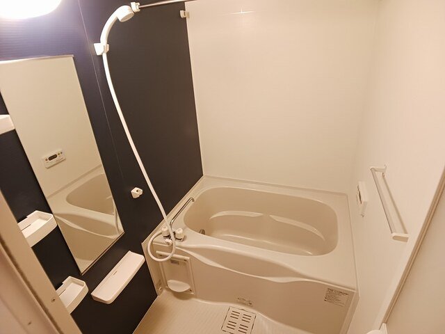 バス・シャワールーム　コンパクトで使いやすいお風呂です