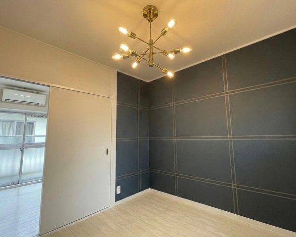 居室・リビング　真ん中部屋のアクセントクロスがお洒落◎