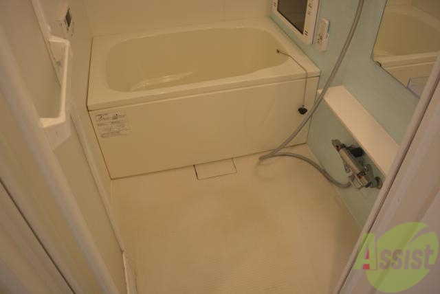 バス・シャワールーム　お風呂も壁一面おしゃれな色に仕上がってます