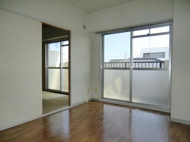 居室・リビング　仲介半額キャンペーン　キッチンから見るお部屋