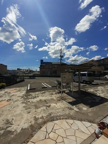 駐車場　駐車場があるので、車を買う予定の方も安心です