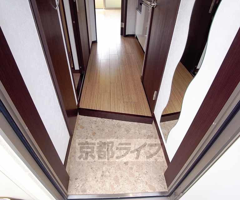 玄関　きれいで広い玄関です。