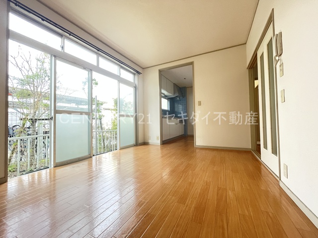 居室・リビング　窓が広く明るいリビング