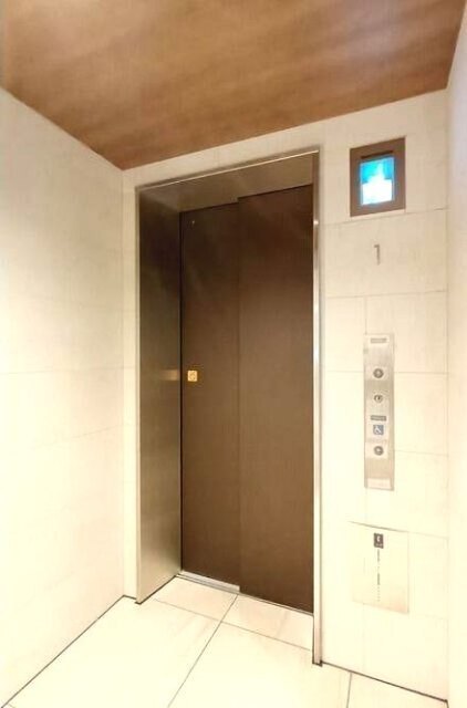 ロビー　エレベータ完備