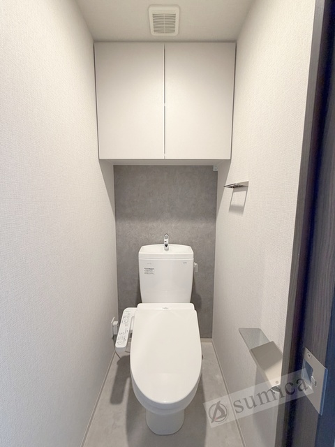 トイレ　人気アイテムの温水洗浄便座。清潔感のあるトイレです。