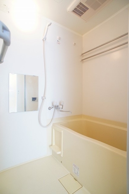 バス・シャワールーム　嬉しい追い焚き・浴室乾燥機付きです♪