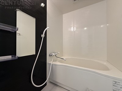 バス・シャワールーム　シックな色味で清潔感あるバスルームです。