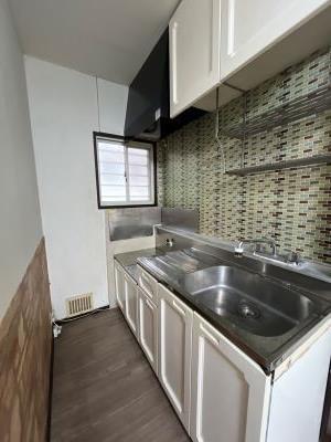 キッチン　キッチンは窓付きで、換気効率がよく、部屋に匂いがこもりにくい