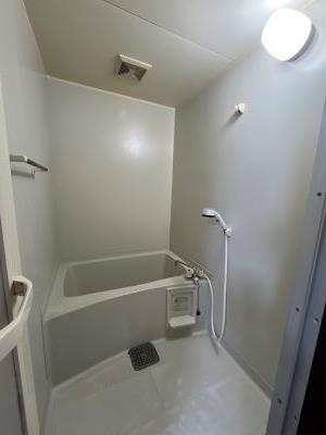 バス・シャワールーム　お風呂は、窓がないため、プライベートが守られます。