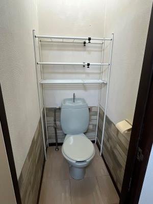 トイレ　トイレは収納棚付きで便利です。
