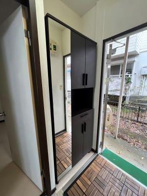 玄関　玄関に靴収納と全身鏡があり、便利です！
