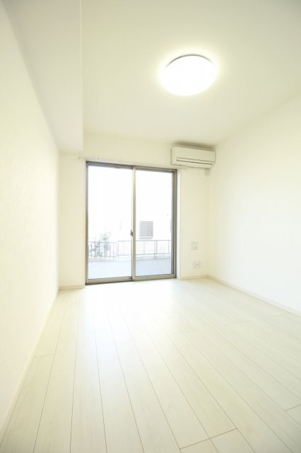 居室・リビング　◎窓が大きく明るい東向きの室内◎