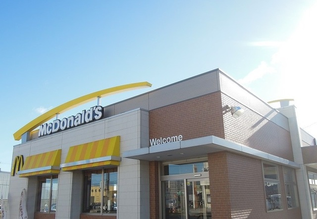 飲食店　マクドナルド４５４八戸西店（飲食店）まで950m