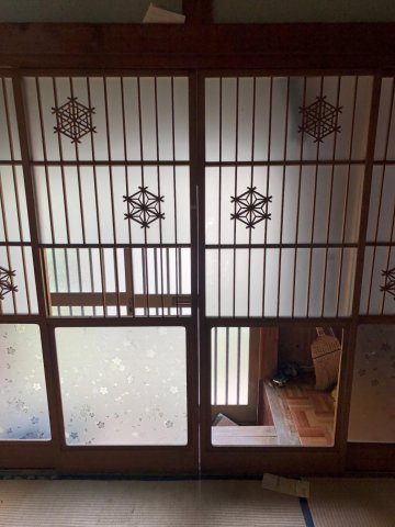 玄関　現在はパーテーションつき