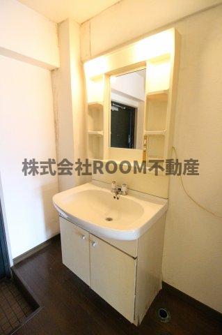 洗面設備　明るい洗面所です