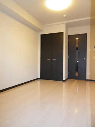 その他部屋・スペース　落ち着いた色調の寝室です